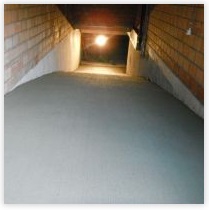 betonvloer voor oprit garage gieten